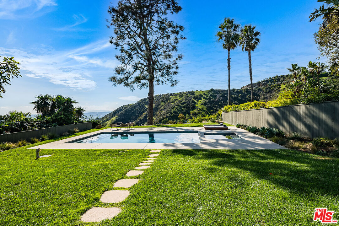 2431 Carman Crest Dr