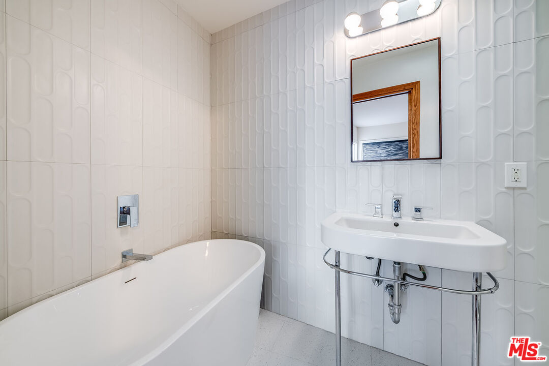 2431 Carman Crest Dr