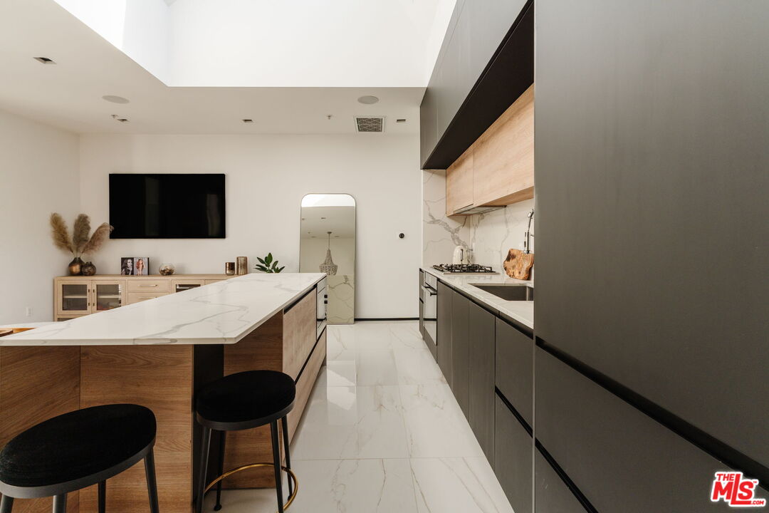 1253 N Sweetzer Ave Unit: 6