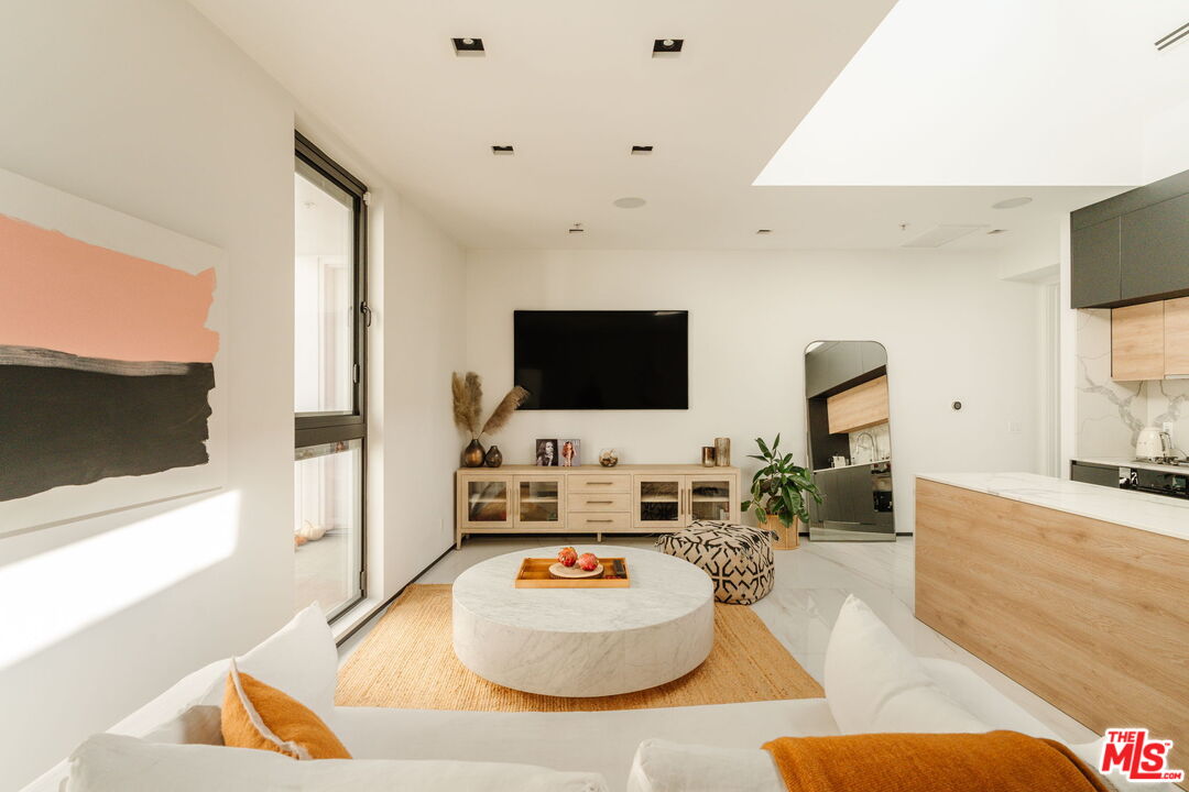 1253 N Sweetzer Ave Unit: 6