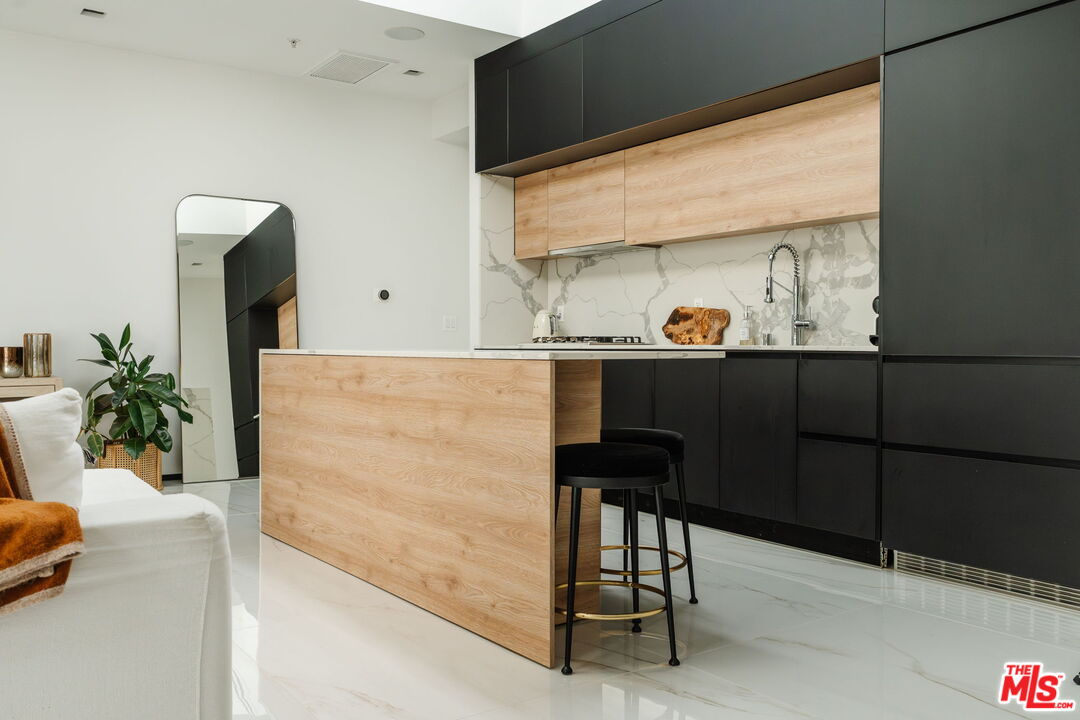 1253 N Sweetzer Ave Unit: 6