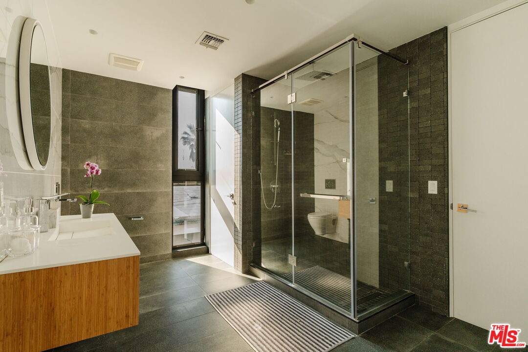 1253 N Sweetzer Ave Unit: 6