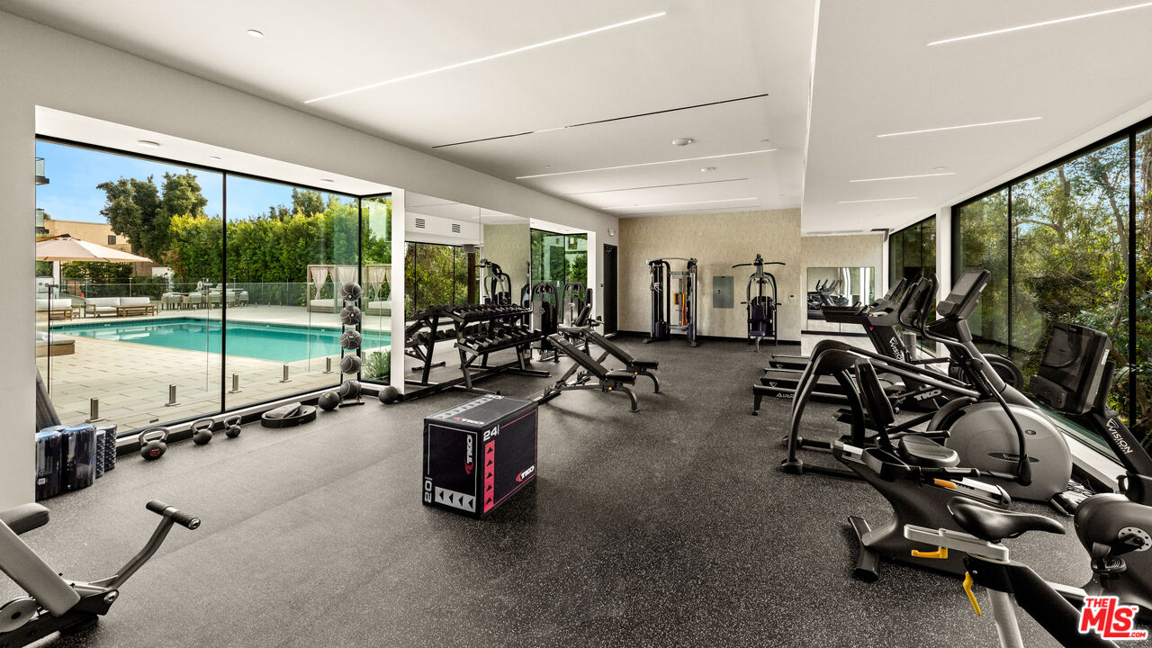 505 S Barrington Ave Unit: 303