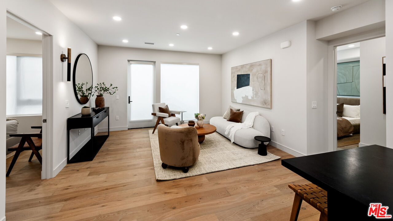 505 S Barrington Ave Unit: 303