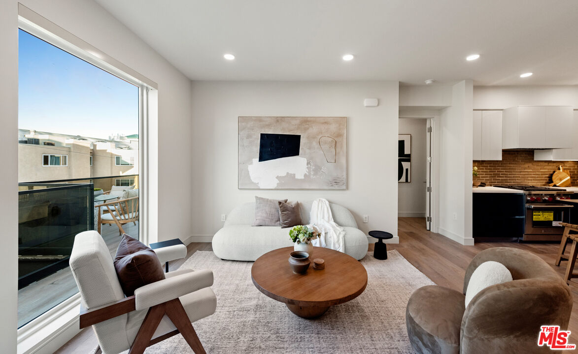505 S Barrington Ave Unit: 303