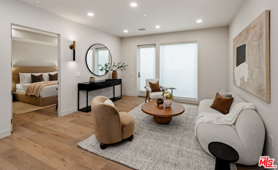 505 S Barrington Ave Unit: 303