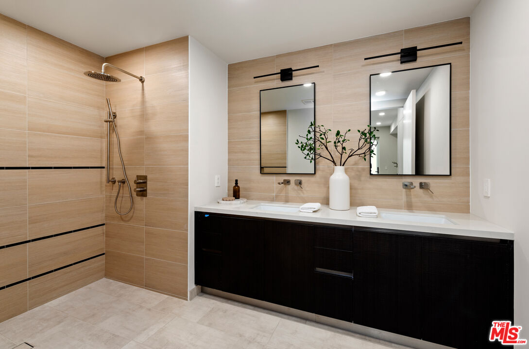 505 S Barrington Ave Unit: 303