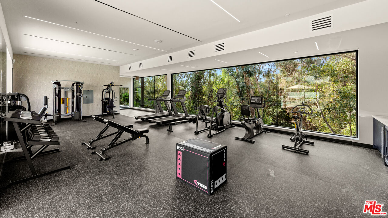 505 S Barrington Ave Unit: 303