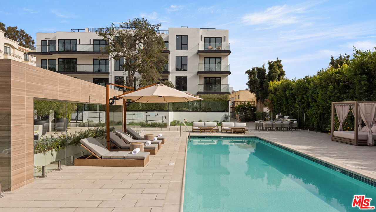 505 S Barrington Ave Unit: 303