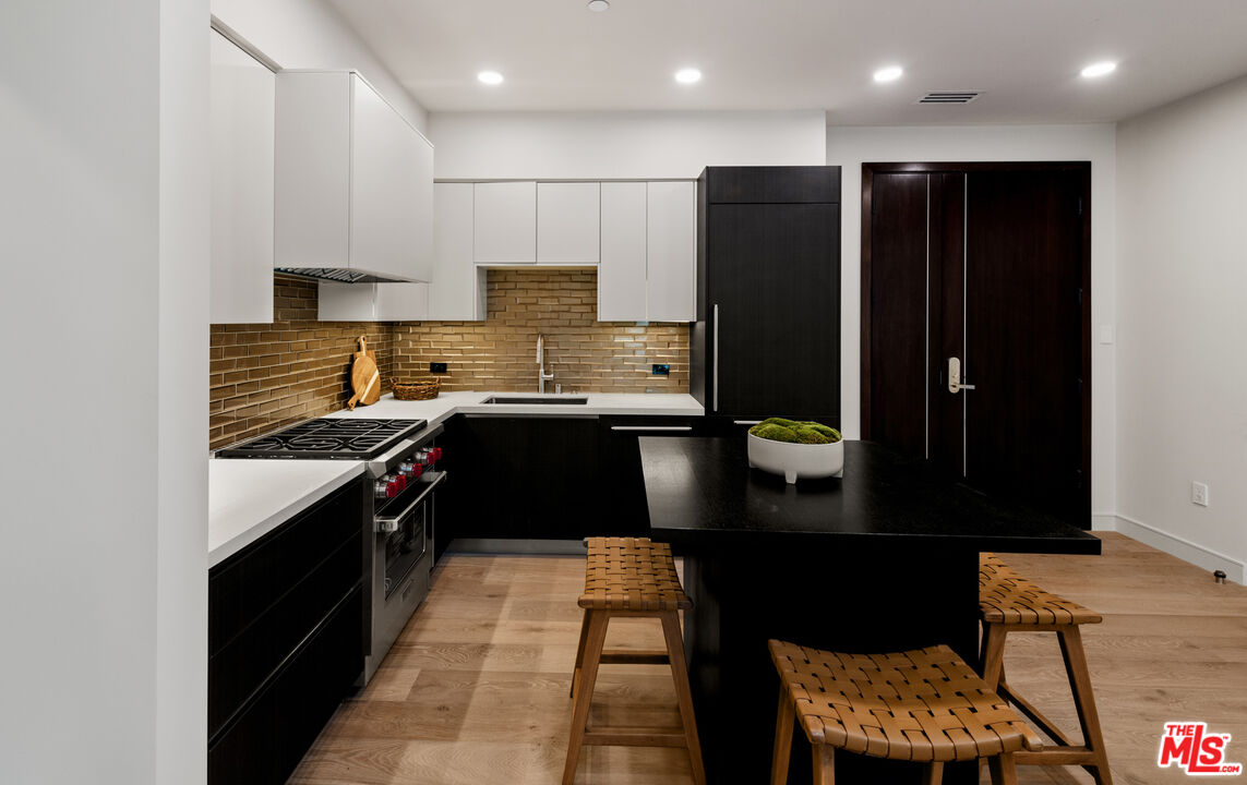 505 S Barrington Ave Unit: 303