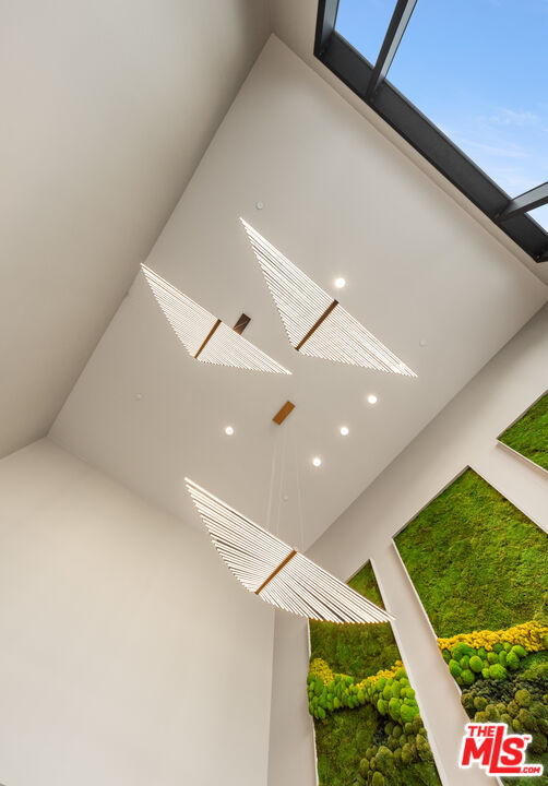 505 S Barrington Ave Unit: 303