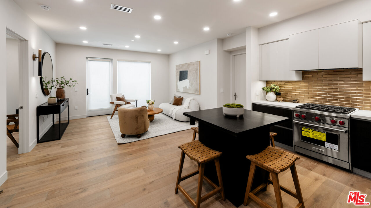 505 S Barrington Ave Unit: 303