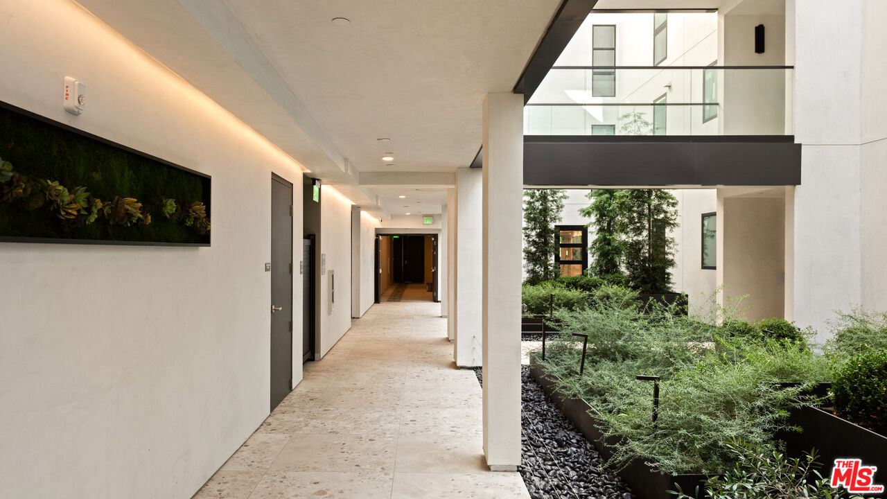 505 S Barrington Ave Unit: 303