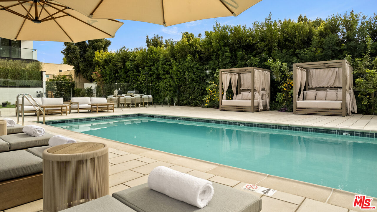 505 S Barrington Ave Unit: 303