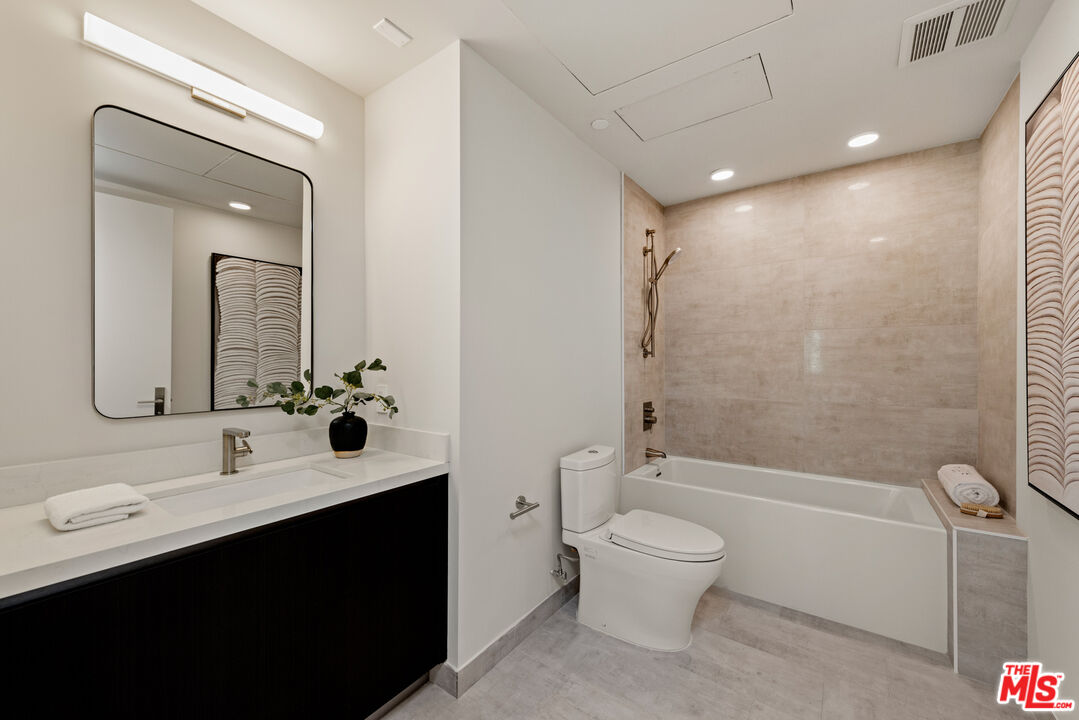 505 S Barrington Ave Unit: 303