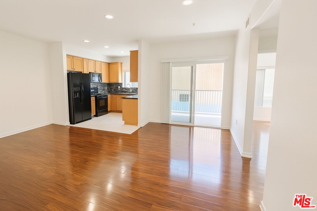 12132 Hart St Unit: 201