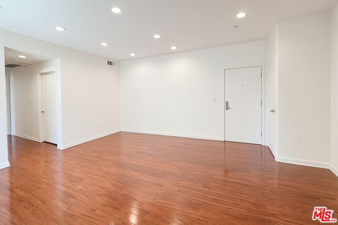 12132 Hart St Unit: 201