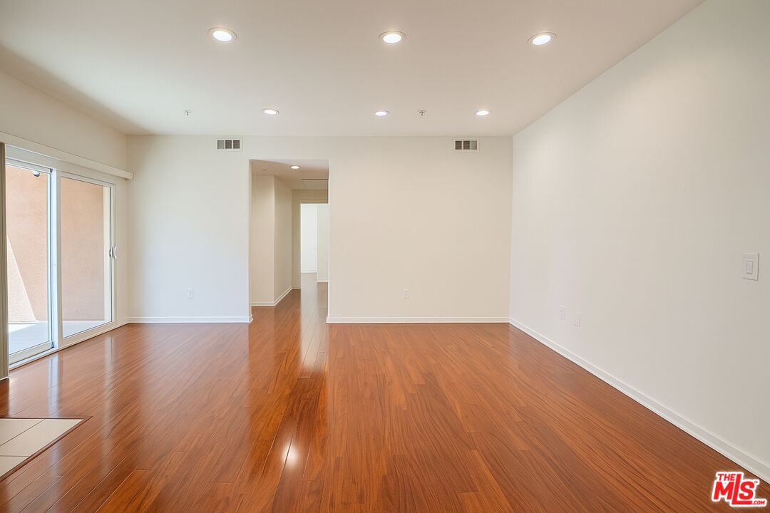 12132 Hart St Unit: 201