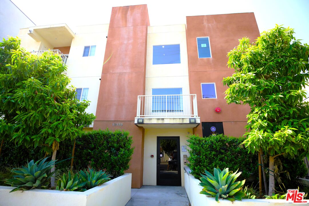 12132 Hart St Unit: 201