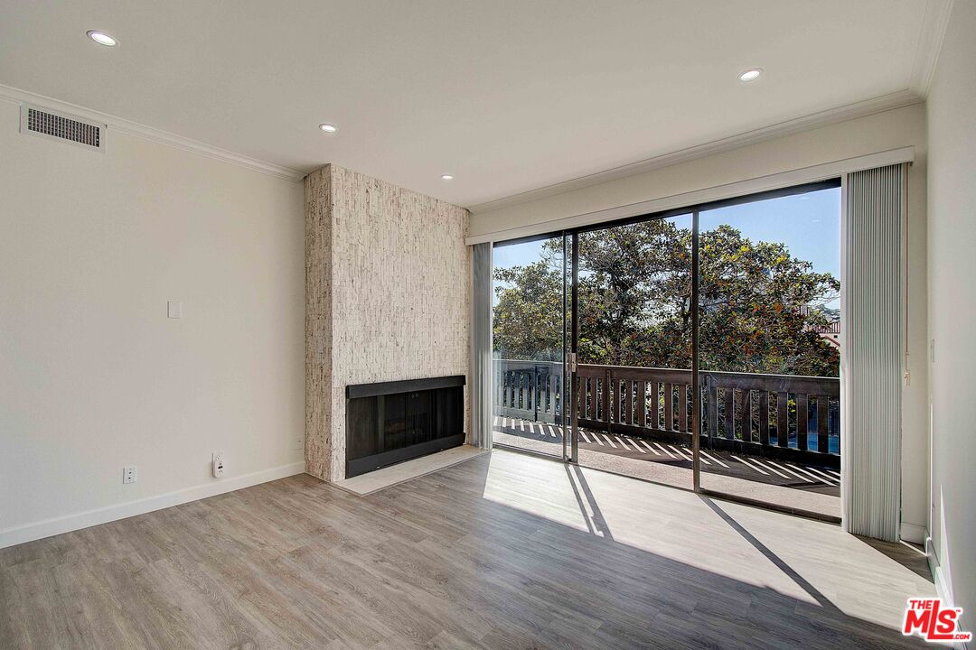 2324 S Beverly Glen Blvd Unit: 201