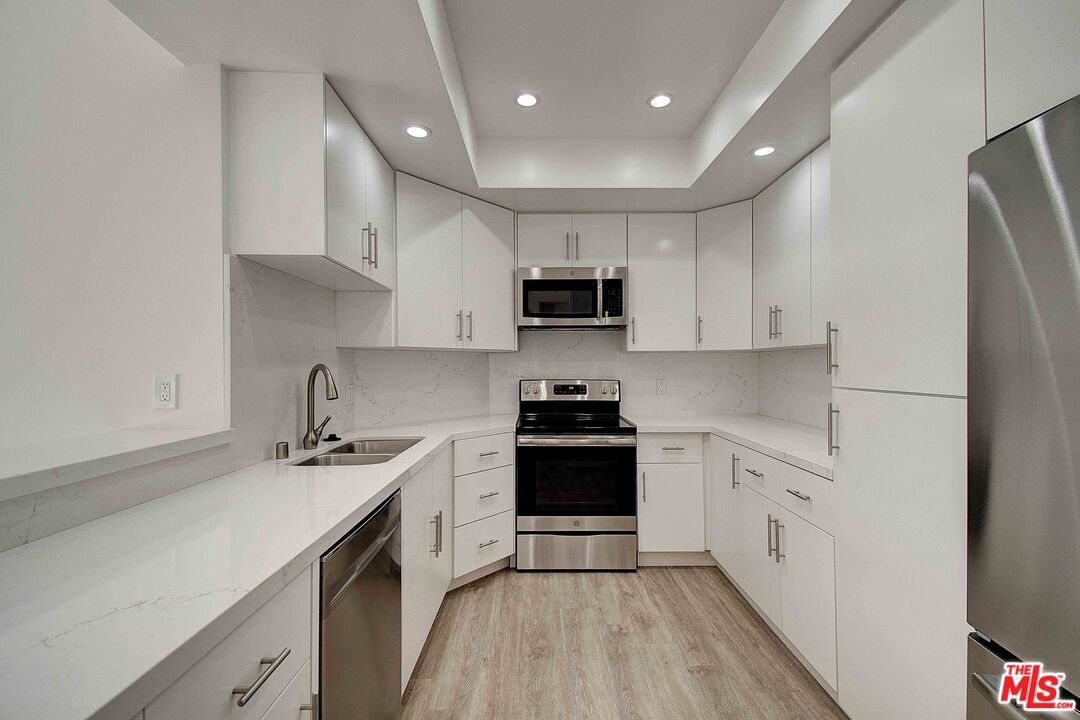 2324 S Beverly Glen Blvd Unit: 201