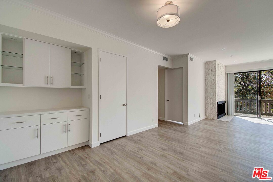 2324 S Beverly Glen Blvd Unit: 201