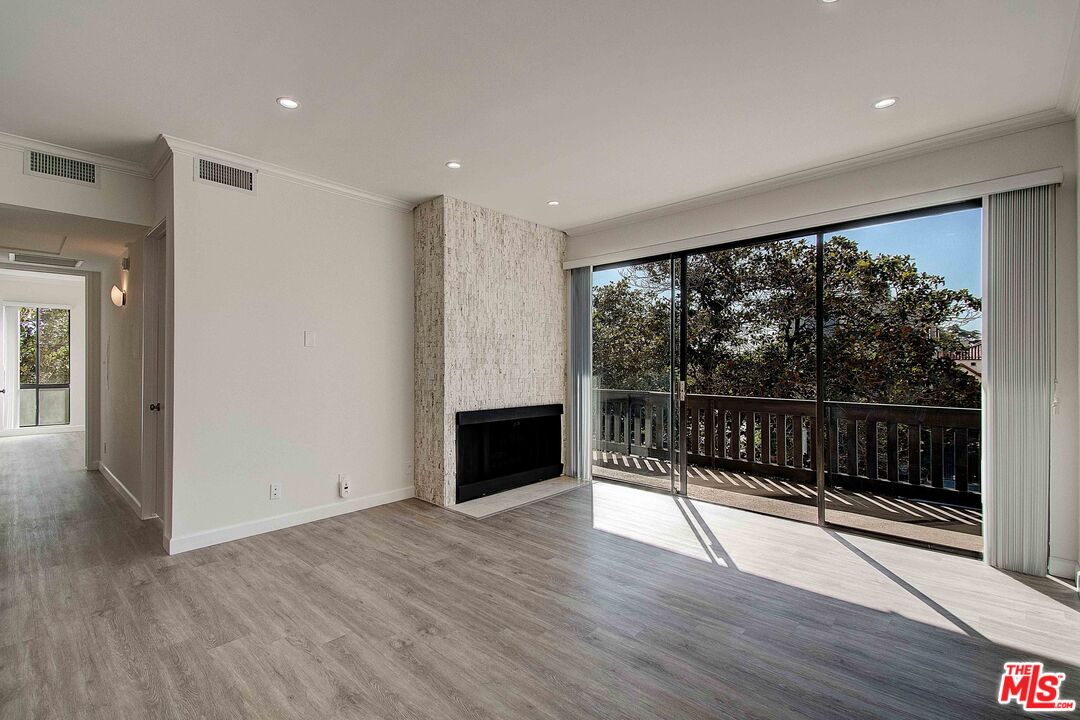 2324 S Beverly Glen Blvd Unit: 201