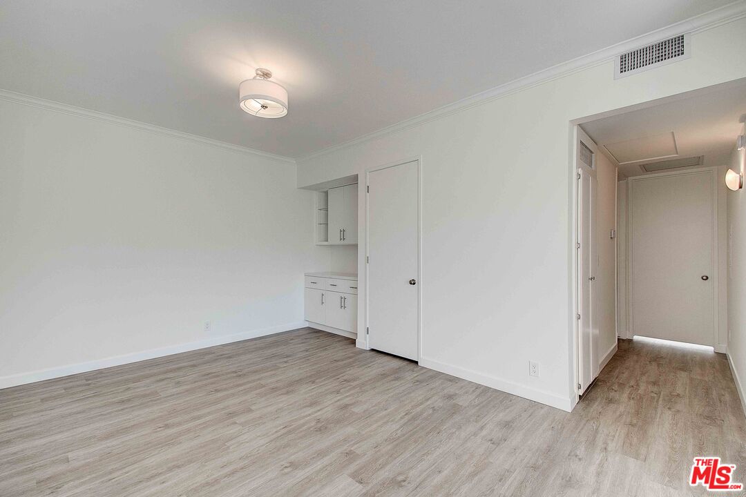 2324 S Beverly Glen Blvd Unit: 201