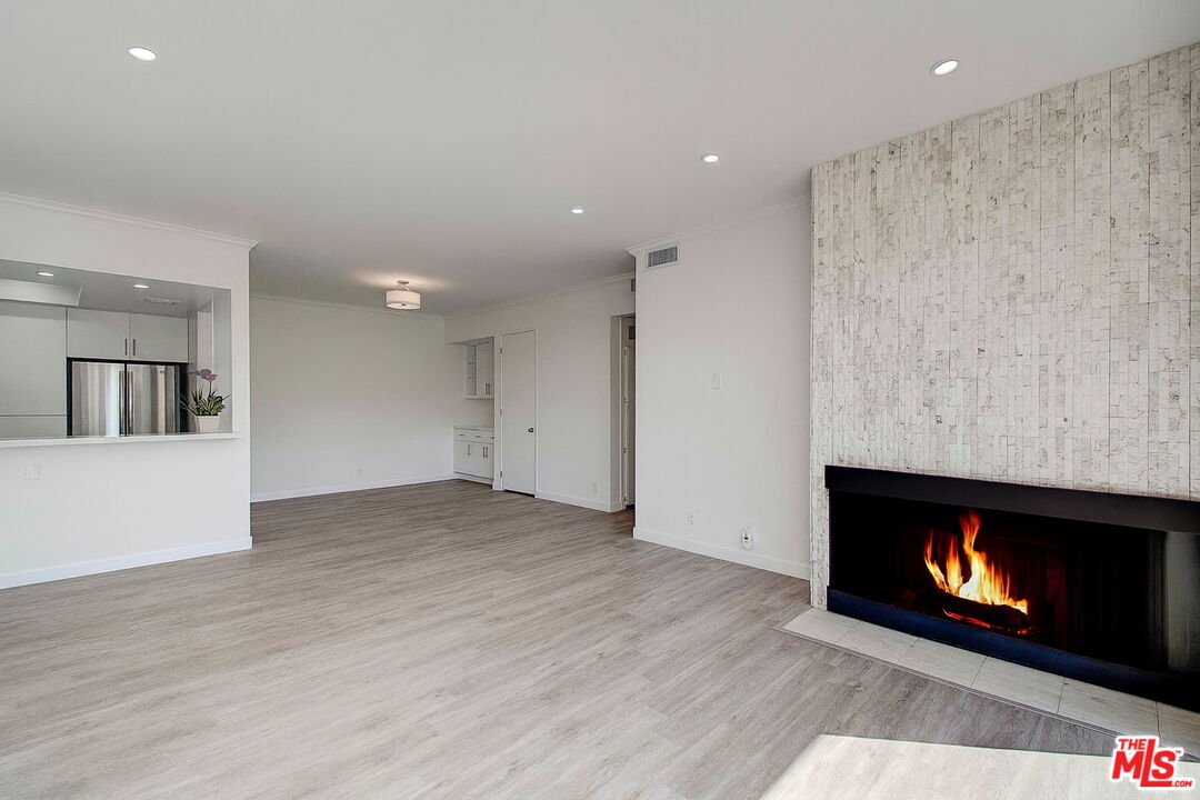 2324 S Beverly Glen Blvd Unit: 201