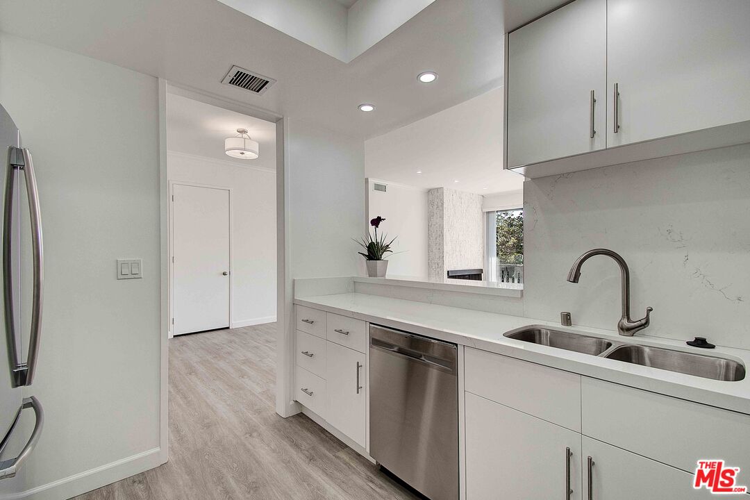 2324 S Beverly Glen Blvd Unit: 201