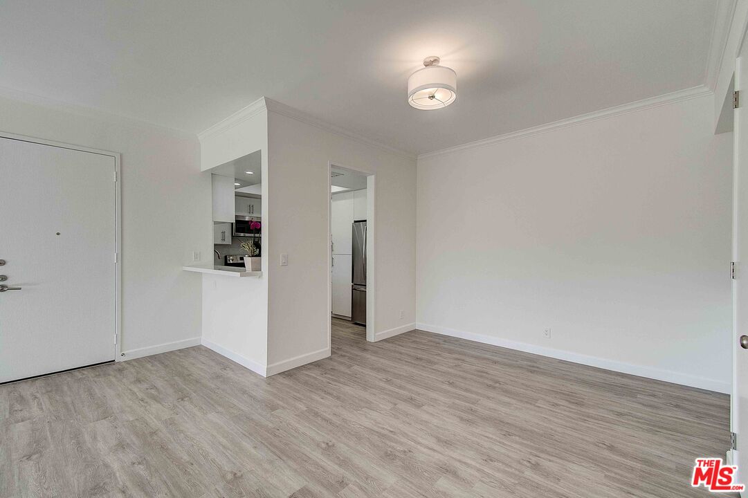 2324 S Beverly Glen Blvd Unit: 201