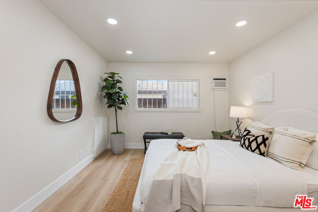 164 W 220th St Unit: 10