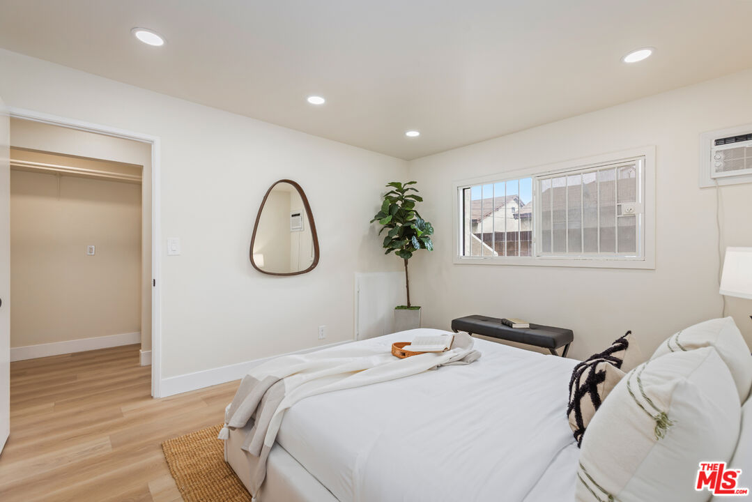 164 W 220th St Unit: 10