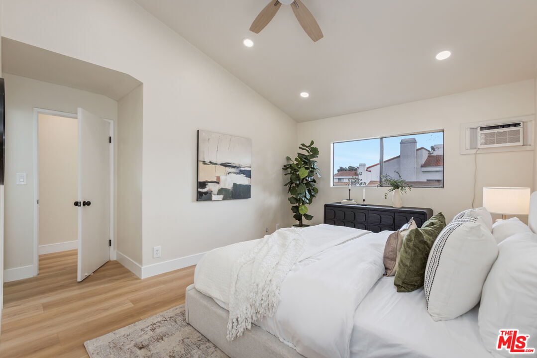 164 W 220th St Unit: 10