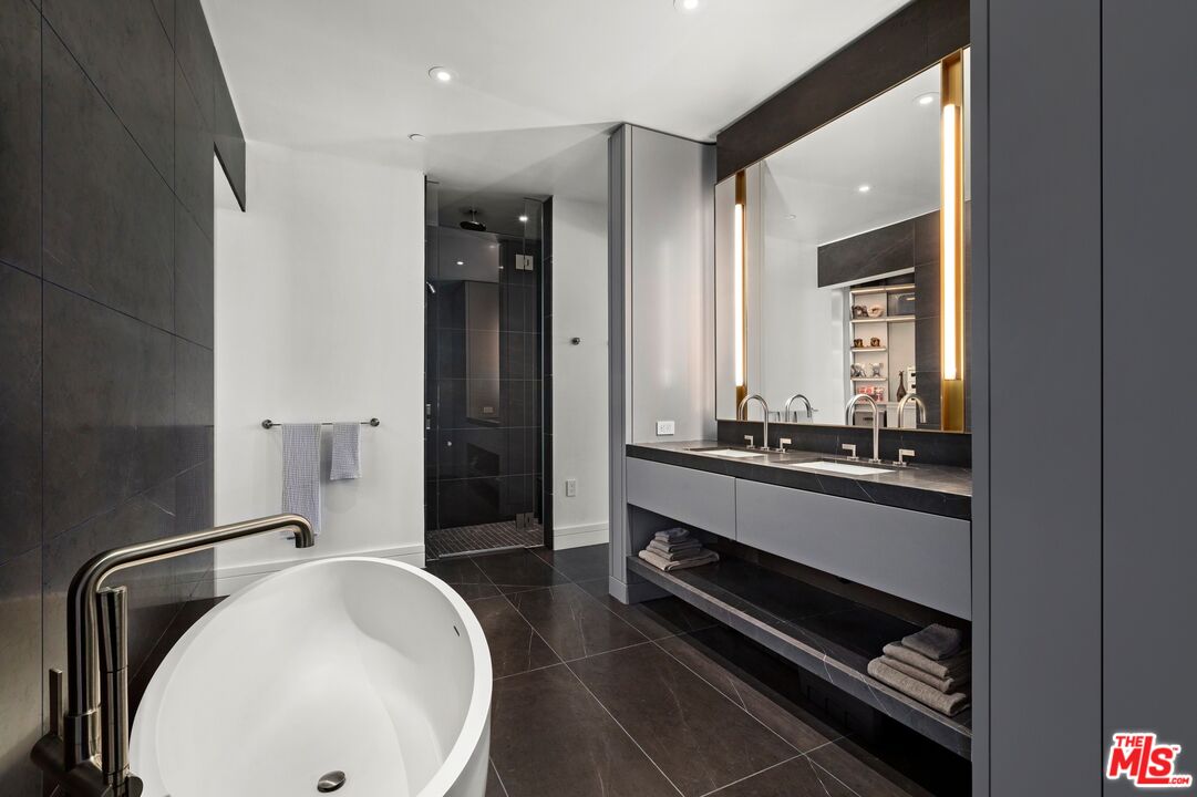 211 W Elm Ct Unit: 9E