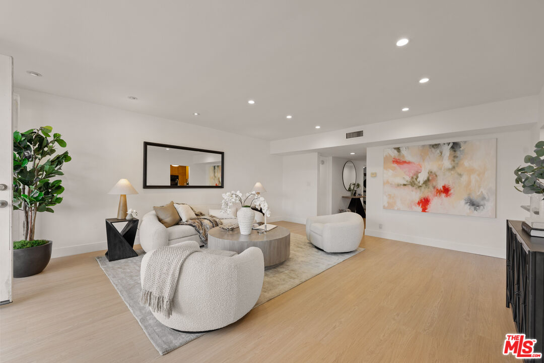 7309 E Franklin Ave Unit: 404