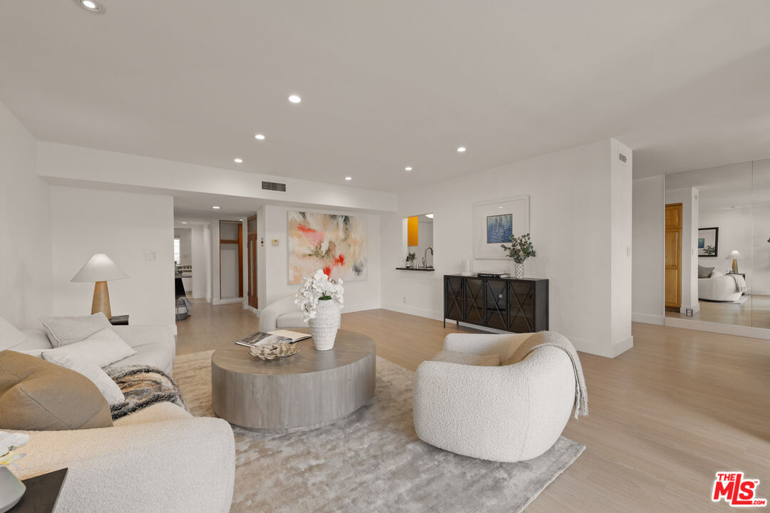 7309 E Franklin Ave Unit: 404