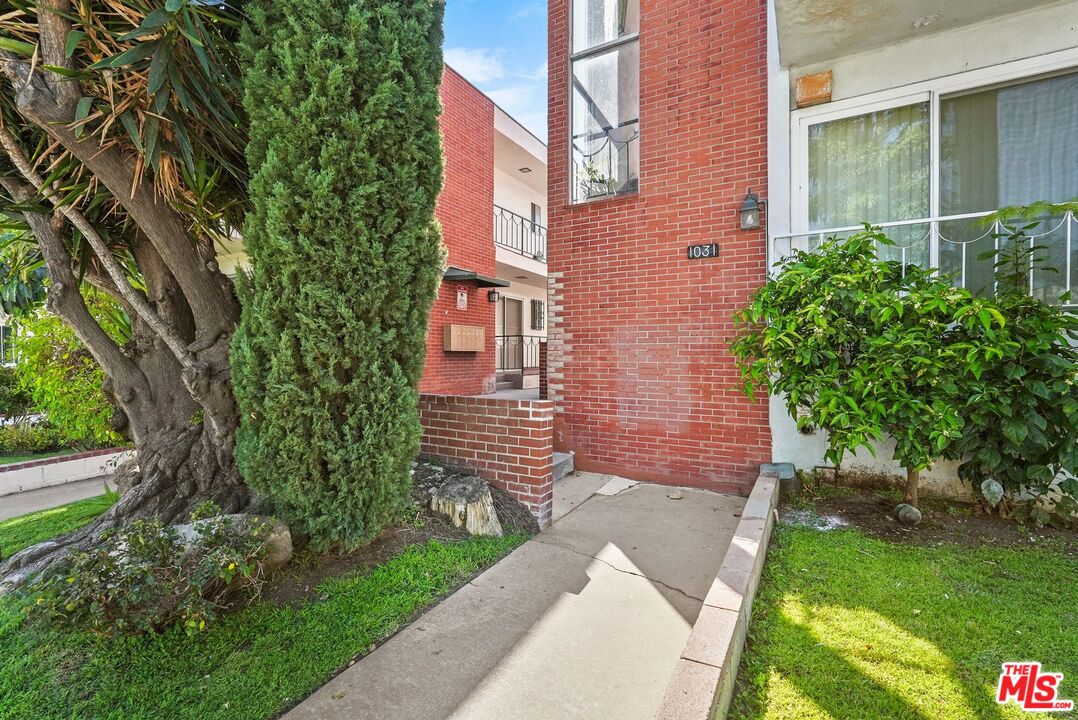 1031 N Laurel Ave Unit: 1