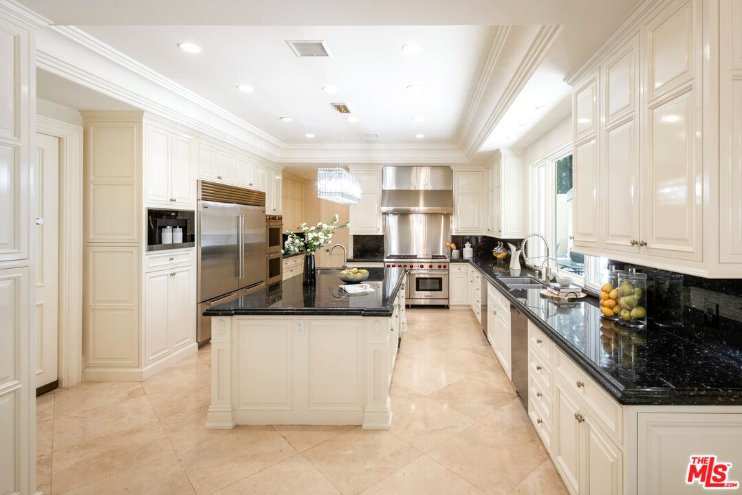 1350 Benedict Canyon Dr