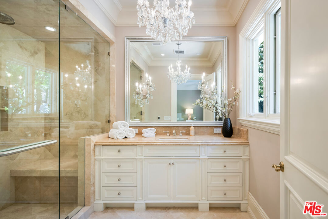 1350 Benedict Canyon Dr