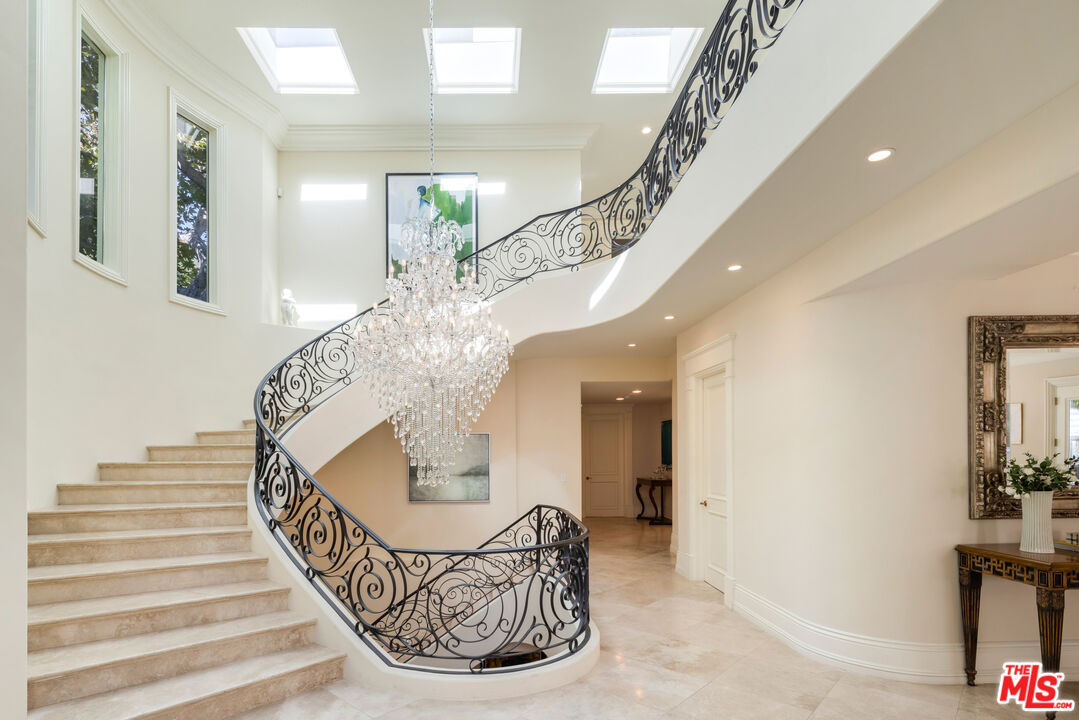 1350 Benedict Canyon Dr