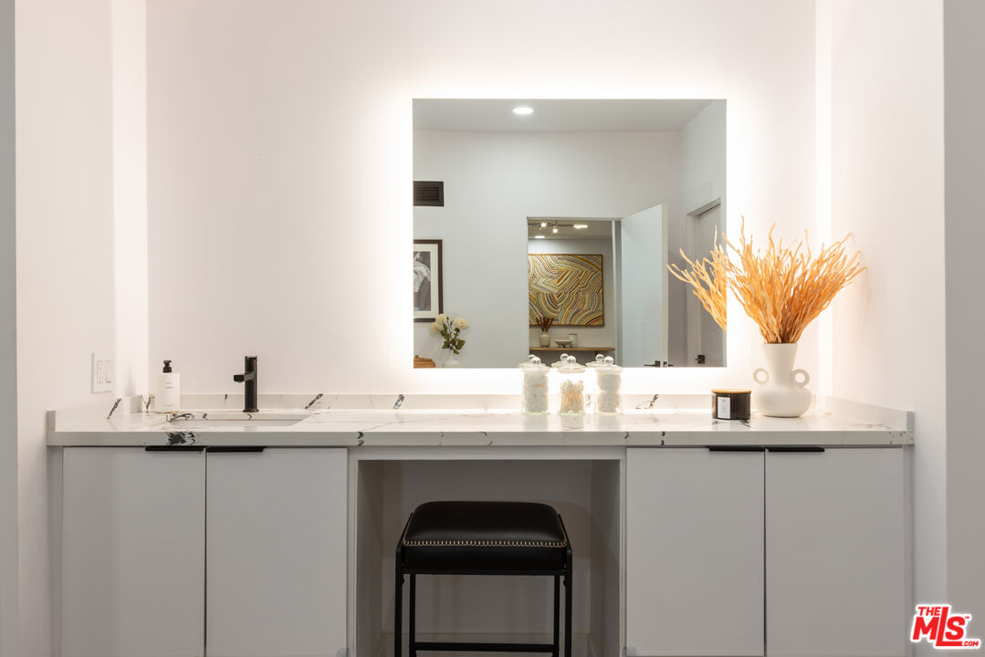 1210 N Kings Rd Unit: 101