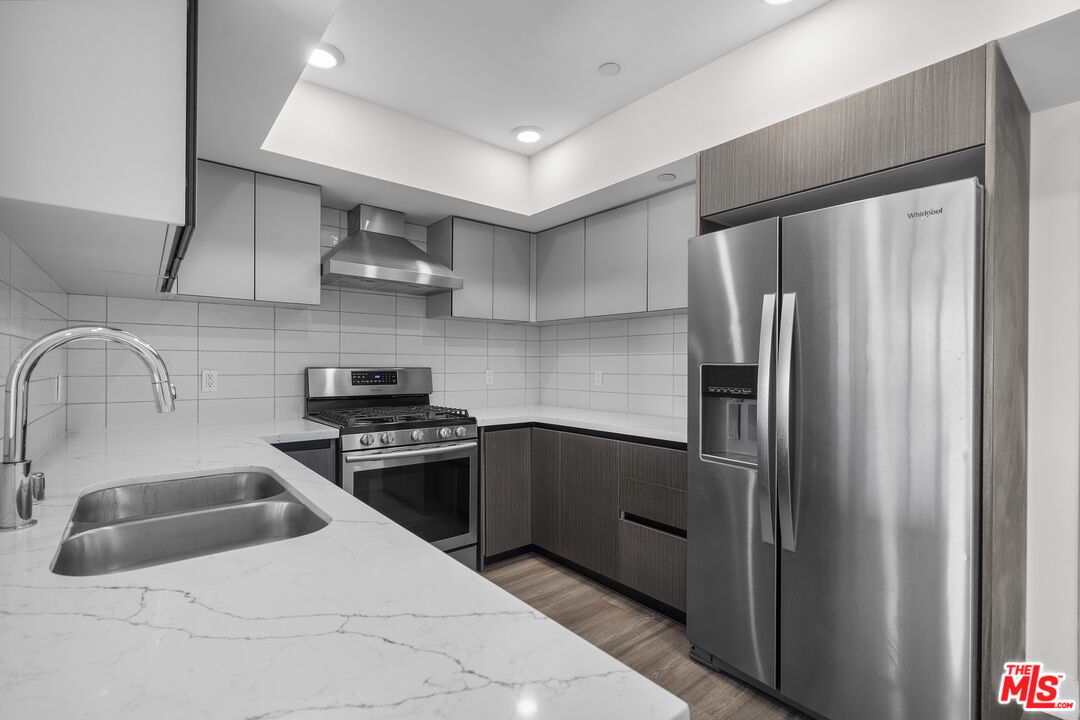 5030 Rosewood AVE Unit: 502