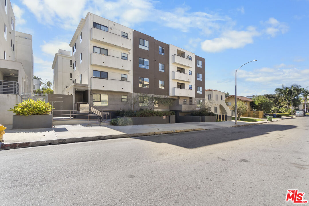 5030 Rosewood AVE Unit: 502