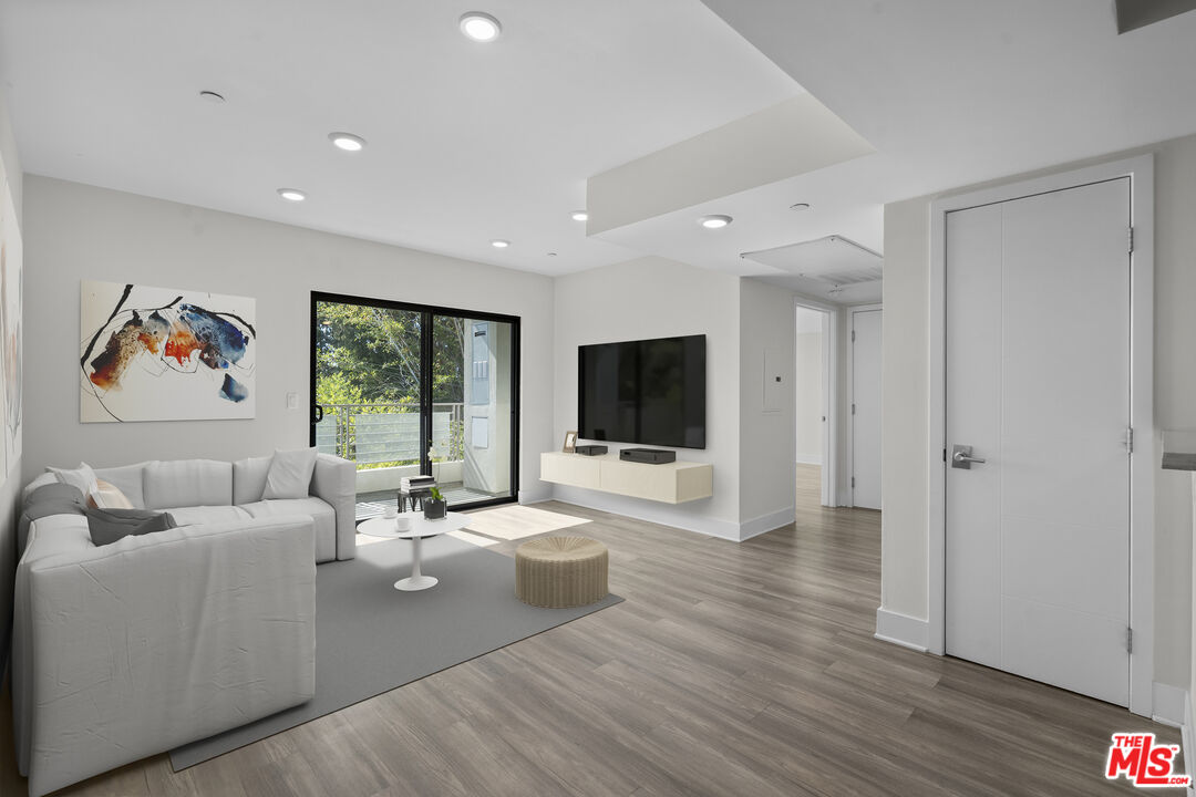 5030 Rosewood AVE Unit: 502