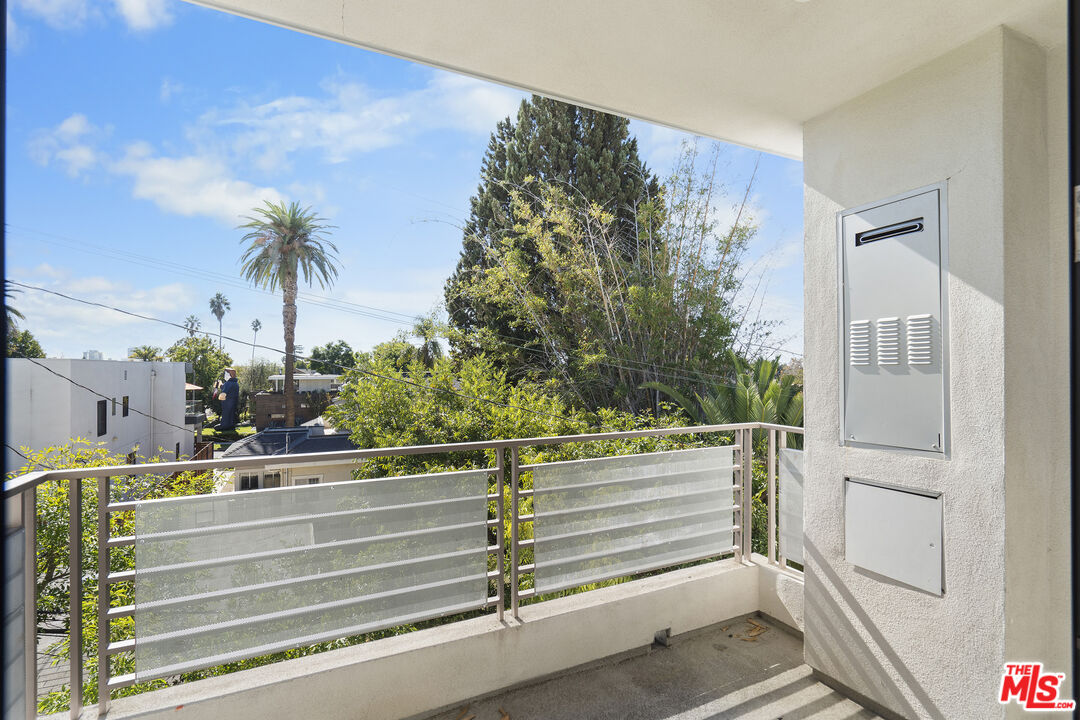 5030 Rosewood AVE Unit: 502