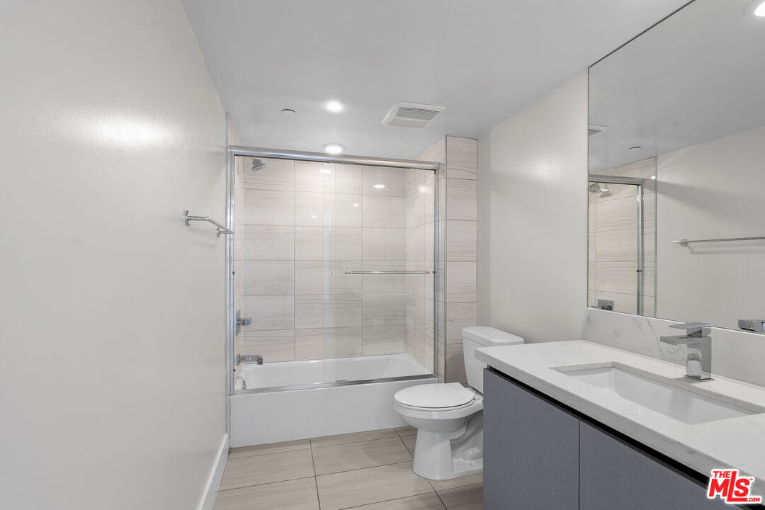 5030 Rosewood AVE Unit: 502