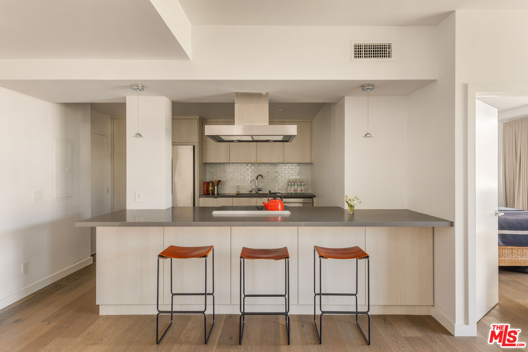 818 N Doheny Dr Unit: 803