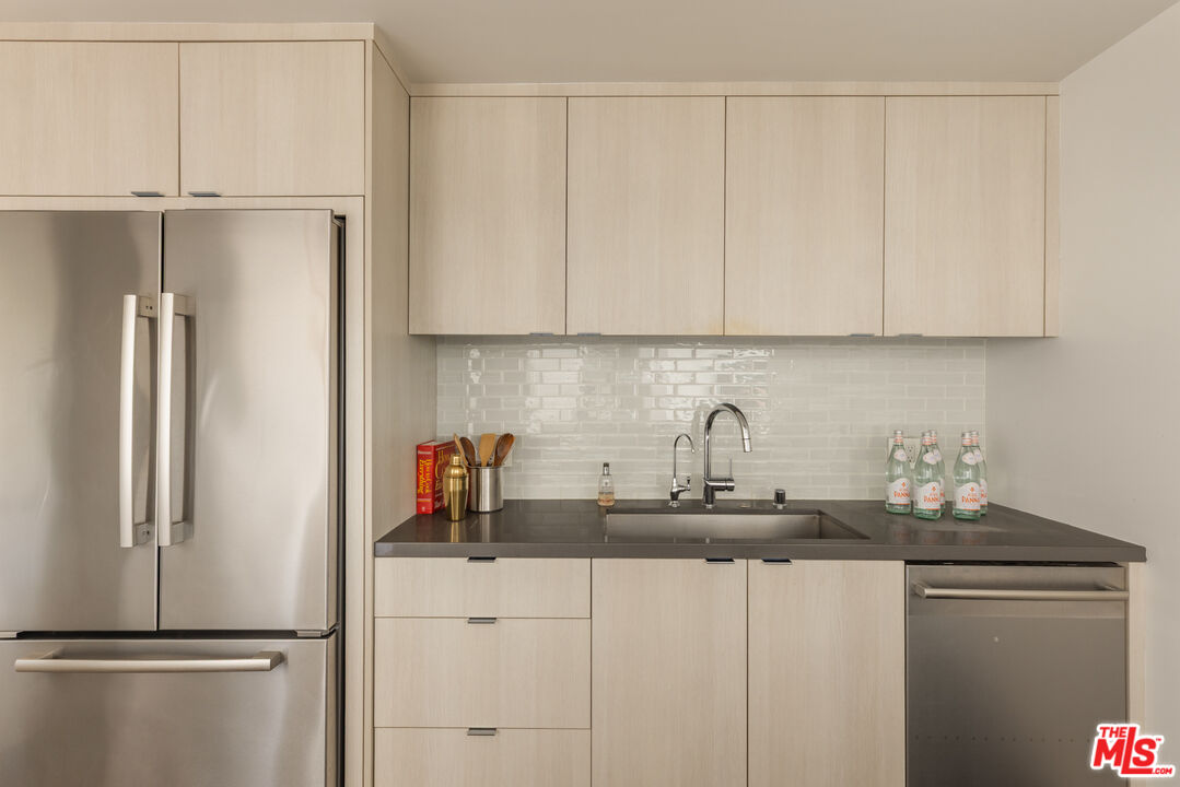 818 N Doheny Dr Unit: 803