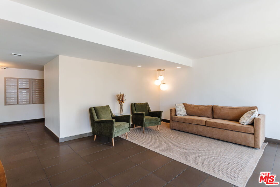 601 E Del Mar Blvd Unit: 204